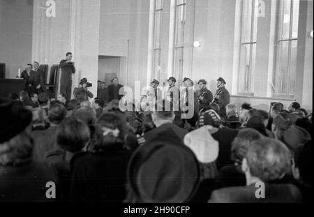 Varsovie, 1947.Sprowadzeni do Polski zbrodniarze wojenni, cz³onkowie administracji niemieckiej W Generalnej Guberni.Pojmani przez aliantów cz³onkowie w³adz okupayjnych zostali wydani w³adzom polskim i os¹dzeni przez Najwy¿szy Trybuna³ Narodowy (NTN).Proces odby³ siê W Warszawie W dniach 17 grudnia 1946-24 lutego 1947.NZ. sala s¹dowa. mme PAP/Jerzy Baranowski Dok³adny miesi¹c i dzieñ wydarzenia nieustalone.Varsovie, 1947.Criminels de guerre, membres de l'administration du général-Gouvernement allemand (partie de la Pologne) amenés en Pologne.Capturé par les forces alliées l'occupation nazie autho Banque D'Images