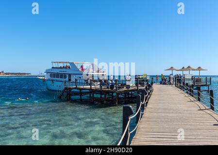 Hurghada, Égypte - 25 mai 2021 : yacht confortable pour les touristes qui attendent de la plongée sur un quai dans la baie de Makadi, qui est l'un des beaux Rivier de la mer Rouge d'Égypte Banque D'Images