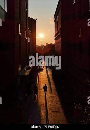 Pékin, Chine.29 septembre 2020.Photo prise avec un téléphone portable montre un homme marchant au coucher du soleil dans le district de Xicheng de Beijing, capitale de la Chine, 29 septembre 2020.Crédit: REN Pengfei/Xinhua/Alay Live News Banque D'Images