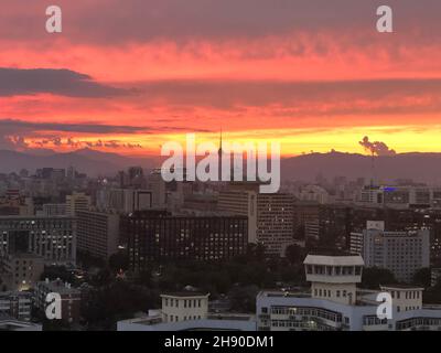 Pékin, Chine.16 septembre 2021.Photo prise avec un téléphone mobile montre le coucher de soleil lueur à Beijing, capitale de la Chine, 16 septembre 2021.Credit: Li Jing/Xinhua/Alay Live News Banque D'Images