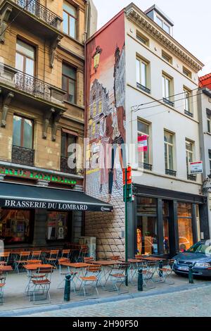 BRUXELLES, BELGIQUE - 10 MAI 2013 : cette fresque est une des scènes des bandes dessinées sur les murs des maisons de Bruxelles. Banque D'Images