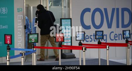 (211203) -- SÉOUL, le 3 décembre 2021 (Xinhua) -- Un voyageur entre au centre d'essais COVID-19 de l'aéroport international d'Incheon à Incheon, Corée du Sud, le 2 décembre 2021.La Corée du Sud a décidé vendredi de resserrer les mesures anti-virus de la semaine prochaine, dans un contexte de nombre élevé de cas de COVID-19 et de nouvelles inquiétudes quant à la variante Omicron potentiellement plus transmissible.(NEWSIS/document via Xinhua) Banque D'Images