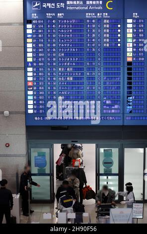 (211203) -- SÉOUL, 3 décembre 2021 (Xinhua) -- les voyageurs quittent le hall des arrivées de l'aéroport international d'Incheon à Incheon, Corée du Sud, 2 décembre 2021.La Corée du Sud a décidé vendredi de resserrer les mesures anti-virus de la semaine prochaine, dans un contexte de nombre élevé de cas de COVID-19 et de nouvelles inquiétudes quant à la variante Omicron potentiellement plus transmissible.(NEWSIS/document via Xinhua) Banque D'Images