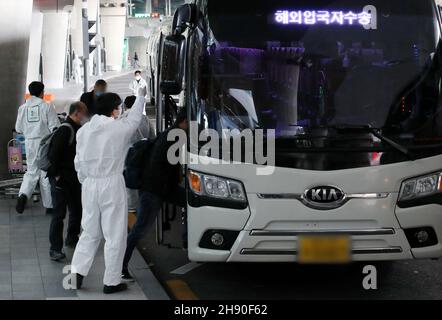 (211203) -- SÉOUL, 3 décembre 2021 (Xinhua) -- les voyageurs prennent l'autobus pour le site de quarantaine après leur arrivée à l'aéroport international d'Incheon à Incheon, Corée du Sud, 2 décembre 2021.La Corée du Sud a décidé vendredi de resserrer les mesures anti-virus de la semaine prochaine, dans un contexte de nombre élevé de cas de COVID-19 et de nouvelles inquiétudes quant à la variante Omicron potentiellement plus transmissible.(NEWSIS/document via Xinhua) Banque D'Images