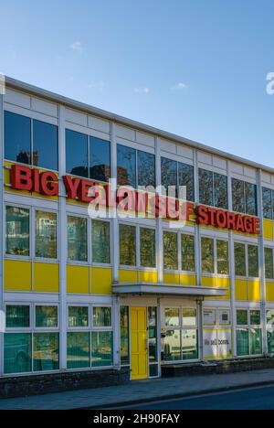 grand entrepôt de stockage jaune dans le centre de vauxhall, londres, stockage de biens de ménage, déménagement, marchandises en entreposage, grands bureaux de stockage jaune Banque D'Images