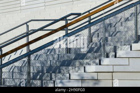 résumé des marches d'escalier avec main courante en bois, vol de marches en béton, vol d'escaliers en béton, escalier architectural abstrait fait du béton. Banque D'Images