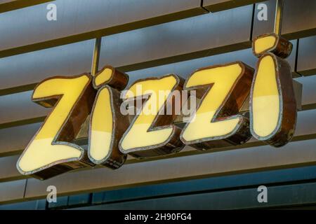 grand panneau de restaurant zizzi illuminé jaune, notoriété de la marque, grand panneau jaune pour les locaux de la chaîne de restaurants zizzi à southampton, marketing Banque D'Images