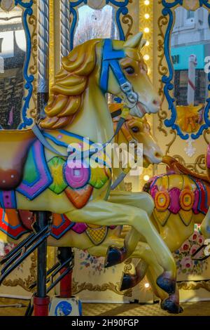 chevaux à carrousel colorés du parc d'expositions peints en or et couleurs vives, cheval à manège joyeux peint en couleurs vives, poney de carnaval. Banque D'Images
