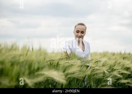 Écologiste dans un manteau blanc et des verres examinant les plantes. Banque D'Images