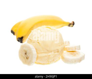 Une cuillère de glace à la banane à côté d'une banane isolée sur fond blanc Banque D'Images