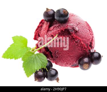 Une cuillère de crème glacée à base de cassis avec des fruits de la vue d'oiseau isolée sur fond blanc Banque D'Images