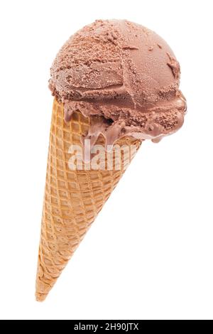 Un cône de crème glacée avec de la crème glacée au chocolat isolée sur fond blanc Banque D'Images