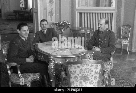 Varsovie, 1947-02.Ekipa Polskiej Kroniki Filmowej (PKF) W Belwederze.NZ. m.in. Opérateur Karol Szczeciñski (1P). wb PAP/Stanis³aw D¹browiecki Dok³adny dzieñ wydarzenia nieustalony.Varsovie, le 1947 février.Une équipe polonaise de Newsreel dans le palais du Belvédère.Photo : cameraman Karol Szczecinski (1er à droite). wb PAP/Stanislaw Dabrowiecki Banque D'Images