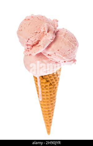 glace à la fraise dans un cône sur fond blanc Banque D'Images