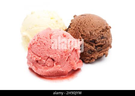 Glace à la fraise, à la vanille et au chocolat isolée sur fond blanc Banque D'Images