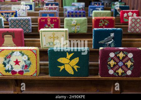 Agenouilleuses brodées, coussins de prière ou tracas dans la chapelle de l'hôpital St Andrews, Northampton, Royaume-Uni Banque D'Images