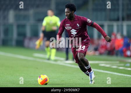 Ola Aina du FC Torino contrôle le ballon lors de la série Un match entre le FC Torino et le FC Empoli au Stadio Olimpico le 2 décembre 2021 à Turin, Italie. Banque D'Images