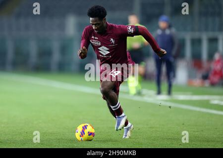 Ola Aina du FC Torino contrôle le ballon lors de la série Un match entre le FC Torino et le FC Empoli au Stadio Olimpico le 2 décembre 2021 à Turin, Italie. Banque D'Images