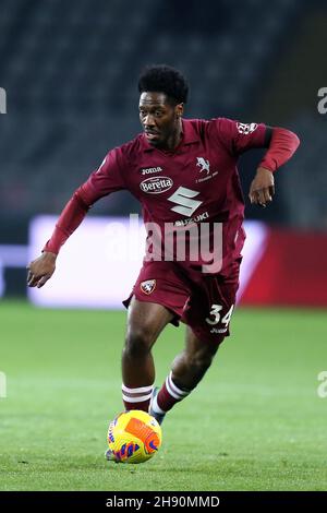 Ola Aina du FC Torino contrôle le ballon lors de la série Un match entre le FC Torino et le FC Empoli au Stadio Olimpico le 2 décembre 2021 à Turin, Italie. Banque D'Images