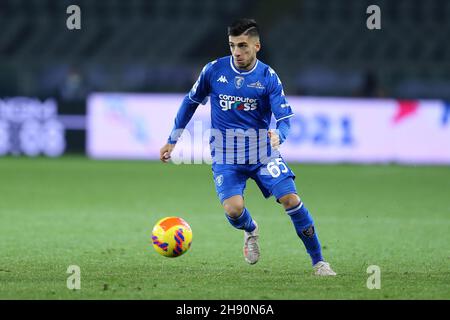 Fabiano Parisi du FC Empoli contrôle le ballon pendant la série Un match entre le FC Torino et le FC Empoli au Stadio Olimpico le 2 décembre 2021 à Turin, Italie. Banque D'Images