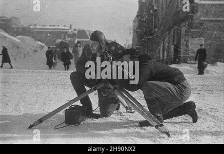 Varsovie, 1947-02-26.Operatorzy Polskiej Kroniki Filmowej Mieczys³aw Wiesio³ek (L) i W³adys³aw Forbert. Ad PAP/Stanis³aw D¹browieckiVarsovie, le 26 février 1947.Polish Newsreel cameramen Mieczyslaw Wiesiolek (à gauche) et Wladyslaw Forbert. Ad PAP/Stanislaw Dabrowiecki Banque D'Images