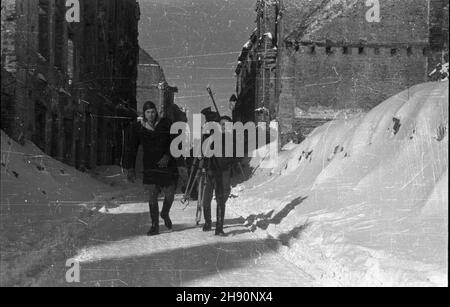 Varsovie, 1947-02-26.Operatorzy Polskiej Kroniki Filmowej Mieczys³aw Wiesio³ek (L) i W³adys³aw Forbert.W tle zrujnowane kamienice Starówki. Ad PAP/Stanis³aw D¹browieckiVarsovie, le 26 février 1947.Polish Newsreel cameramen Mieczyslaw Wiesiolek (à gauche) et Wladyslaw Forbert.En arrière-plan ruiné les maisons de la vieille ville. Ad PAP/Stanislaw Dabrowiecki Banque D'Images