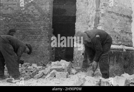 Varsovie, 1947-02-26.Zrujnowane kamienice Starego Miasta.NZ. Odzyskiwanie cegie³ z runin kamienic. Ad PAP/Stanis³aw D¹browiecki Varsovie, 26 février 1947.Maisons en ruine dans la vieille ville.Photo : la brique se remécrant des ruines. Ad PAP/Stanislaw Dabrowiecki Banque D'Images