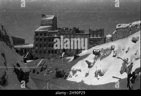 Varsovie, 1947-02-26.Ruiny kamienic przy Rynku Starego Miasta - Strona Zakrzewskiego. mta PAP Varsovie, 26 février 1946.Ruines de maisons de location sur la place du marché de la vieille ville - côté Zakrzewski. mta PAP/PAP Banque D'Images