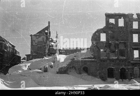 Varsovie, 1947-02-26.Ruiny kamienic Rynku Starego Miasta - Strona Dekerta. mta PAP Varsovie, 26 février 1946.Ruines de maisons en tenement sur la place du marché de la vieille ville - côté Dekert. mta PAP/PAP Banque D'Images