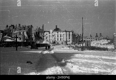 Varsovie, 1947-02-26.Ruiny Zamku Królewskiego (P) i kamienic (L i C) przy Placu Zamkowym miêdzy ulicami Piwn¹ i Œwiêtojañsk¹; centralnie: Ruiny kamienicy naro¿nej przy Placu Zamkowym i ulicy Œwiêtojañskiej. mta PAP Varsovie, 26 février 1947.Ruines du château royal (à droite) et maisons de résidence (à gauche et au centre) sur la place Zamkowy entre les rues Piwna et Swietojanska; au centre - ruines d'une maison de résidence d'angle sur la place Zamkowy et la rue Swietojanska. mta PAP Banque D'Images