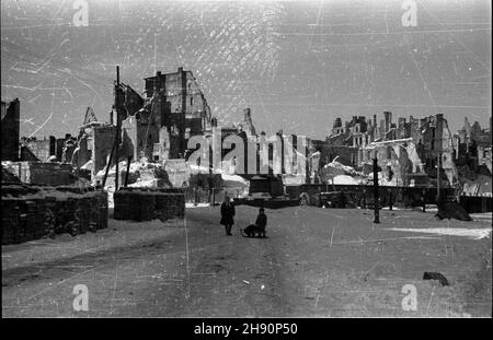 Varsovie, 1947-02-26.Ruiny kamienic przy Placu Zamkowym miêdzy ulicami Podwale i Œwiêtojañsk¹. mta PAP Varsovie, 26 février 1946.Ruines de la vieille ville maisons de résidence sur la place Zamkowy entre les rues Podwale et Swietojanska. mta PAP/PAP Banque D'Images