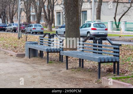 Bancs de rue dans le parc.Environnement urbain.Banc en bois gris. Banque D'Images