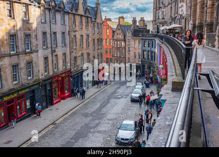 Édimbourg, Royaume-Uni - 21 juin 2019 : Tourist Explorez la rue West Bow qui est bordée de magasins de détail, restaurants, boîtes de nuit et pubs.Début de l'arc de l'Ouest Banque D'Images