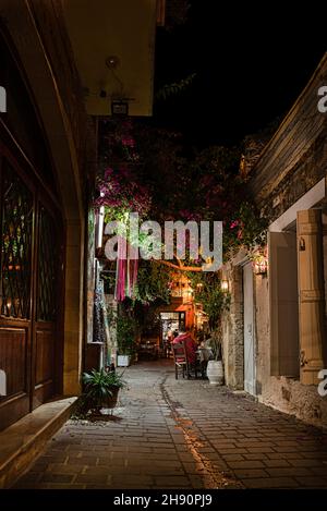 Assis sous les réverbères dans une ruelle étroite de la vieille ville de Chania, Crète, Grèce, 16 octobre 2021 Banque D'Images