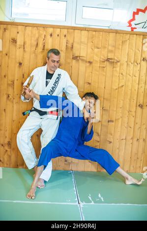 BELGRADE, SERBIE - 11.OCTOBRE 2018.L'instructeur de Kapap AVI Nardia démontre la technique de désarmement de menace de couteau d'art martial d'auto-défense.Arme RETEN Banque D'Images