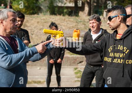 BELGRADE, SERBIE - 11.OCTOBRE 2018.L'instructeur de Kapap AVI Nardia démontre des techniques d'auto-défense contre une attaque de point d'arme sur KAPAP SELF DEFENSE Banque D'Images