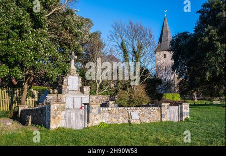 Monument commémoratif de guerre classé de grade II commémorant ceux de Bosham qui sont morts dans les deux guerres mondiales. Situé à Quay Meadow, Bosham, West Sussex, Angleterre, Royaume-Uni. Banque D'Images