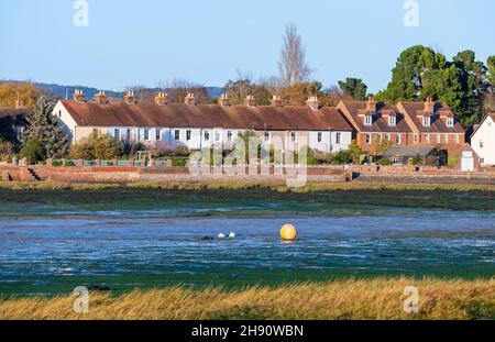 Rangée de maisons mitoyennes au bord de l'eau à Bosham Village, Bosham Quay, West Sussex, Angleterre, Royaume-Uni. Banque D'Images