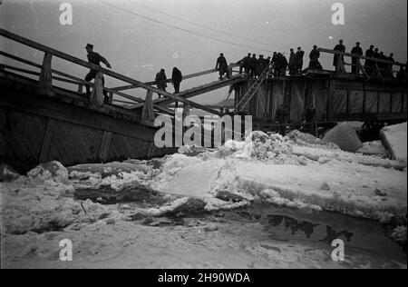 Wyszogród, 1947-03.Skutki wiosennej powodzi roztopowej na Wiœle, spotêgowanej zatorami lodowymi.NZ. Saperzy na drewnianym moœcie (najd³u¿szy W Europie), czêœciowo zerwanym przez napieraj¹c¹ krê. kw PAP Dok³adny dzieñ wydarzenia nieustalony.Wyszogrod, mars 1947.Les effets des crues printanières sur la Vistule, intensifiés par les embâcles.Photo : sapeurs sur un pont en bois (le plus long d'Europe) partiellement brisé par des flotteurs de glace. kw PAP Banque D'Images