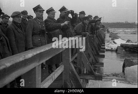 Wyszogród, 1947-03.Skutki wiosennej powodzi roztopowej na Wiœle, spotêgowanej zatorami lodowymi.NZ.¿o³nierze saperzy na drewnianym moœcie (najd³u¿szy W Europie), czêœciowo zerwanym przez napieraj¹c¹ krê. kw PAP Dok³adny dzieñ wydarzenia nieustalony.Wyszogrod, mars 1947.Les effets des crues printanières sur la Vistule, intensifiés par les embâcles.Photo : sapeurs sur un pont en bois (le plus long d'Europe) partiellement brisé par des flotteurs de glace. kw PAP Banque D'Images