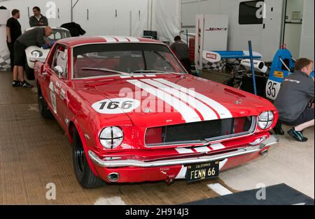 Vue du JDR Racing Teams Pit garage, avec Robb Fenns, Red, 1965, Ford Mustang, À l'avant, au Silverstone Classic 2021 Banque D'Images