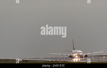 Aéroport de Cork, Cork, Irlande.03ème décembre 2021.Dans un effort pour arrêter la propagation de la variante Omicron du coronavirus, toutes les arrivées en Irlande seront tenues de présenter un résultat négatif du coronavirus à leur arrivée.La photo montre le vol Ryanair au départ de Londres Stansted après l'atterrissage à l'aéroport de Cork, en Irlande.- crédit; David Creedon / Alamy Live News Banque D'Images