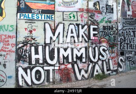 Graffitis de faire de l'houmous pas des murs sur le mur de séparation à Bethléem Banque D'Images