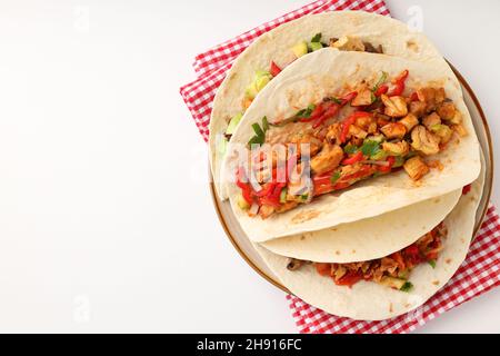 Concept de nourriture savoureuse avec taco sur fond blanc Banque D'Images