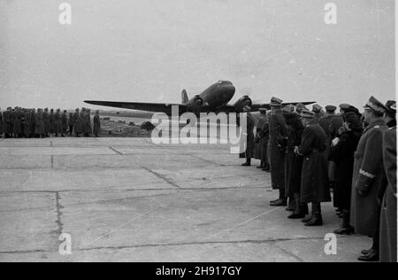 Varsovie, 1947-03-29.Sprowadzenie cia³a gen.Karola Œwierczewskiego.NZ. Samolot z cia³em genera³a wyl¹dowa³ na p³ycie lotniska Okêcie. bb/gr PAPVarsovie, le 29 mars 1947.Le corps du général Karol Swierczewski est amené à Varsovie.Photo: Les avions avec le corps du général atterrit à la piste d'atterrissage. bb/gr PAP Banque D'Images