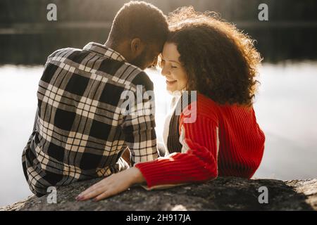 Un couple heureux passe du temps libre au bord du lac pendant le week-end Banque D'Images