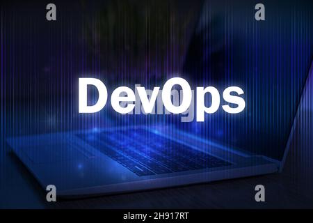 Texte DevOps sur fond bleu de technologie avec ordinateur portable.DevOps combine le développement de logiciels et les opérations INFORMATIQUES. Banque D'Images
