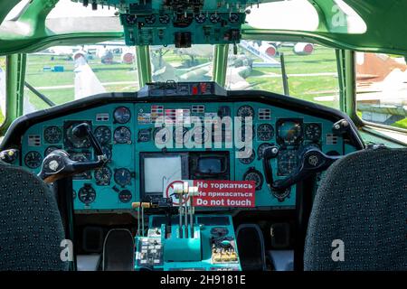 Ukraine, Kiev - 12 juin 2021 : le poste de pilotage de l'ancien avion de Tu.Contrôler le tableau de bord, le volant et le siège du pilote.Le plan est à l'intérieur.Équipement d'avion Banque D'Images