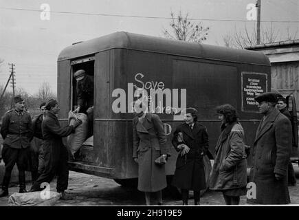 Polska, 1947-04.Pomoc Kó³ Kobiet z Ontario przekazana do Polski za poœrednictwem Kanadyjskiego Komitetu Ratujmy Dzieci.wy³adunek darów. kw PAP Dok³adny dzieñ wydarzenia nieustalony.Pologne, avril 1947.L'aide offerte par Women Circles d'Ortario en Pologne par l'intermédiaire du Comité canadien restons les enfants.Photo: Le déchargement de l'aide. kw PAP Banque D'Images