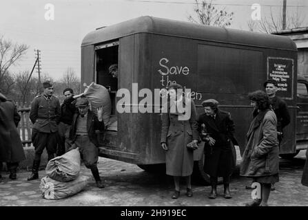 Polska, 1947-04.Pomoc Kó³ Kobiet z Ontario przekazana do Polski za poœrednictwem Kanadyjskiego Komitetu Ratujmy Dzieci.wy³adunek darów. kw PAP Dok³adny dzieñ wydarzenia nieustalony.Pologne, avril 1947.L'aide offerte par Women Circles d'Ortario en Pologne par l'intermédiaire du Comité canadien restons les enfants.Photo: Le déchargement de l'aide. kw PAP Banque D'Images